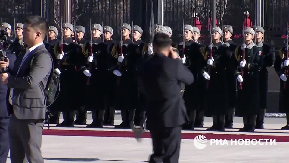 Путин, находящийся в Киргизии с госвизитом, прибыл в резиденцию "Ынтымак Ордо", в которой пройдут переговоры с Жапаровым