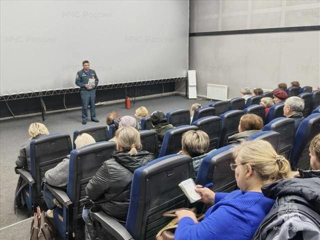 В Ефремове сотрудники МЧС России провели инструктаж с работниками культурно-зрелищных учреждений В Ефремове сотрудники МЧС России провели инструктаж с работниками культурно-зрелищных учреждений