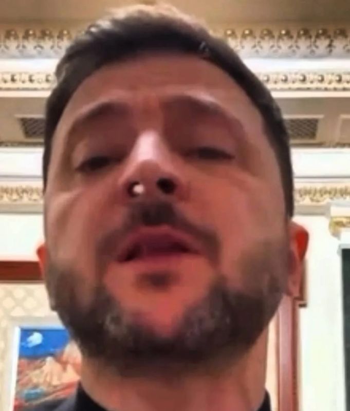 Из носа Зеленского во время видеообращения к украинцам вылетел шарик белого цвета Из носа Зеленского во время видеообращения к украинцам вылетел шарик белого цвета