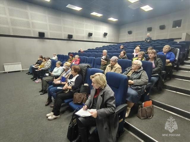 В Ефремове сотрудники МЧС России провели инструктаж с работниками культурно-зрелищных учреждений В Ефремове сотрудники МЧС России провели инструктаж с работниками культурно-зрелищных учреждений