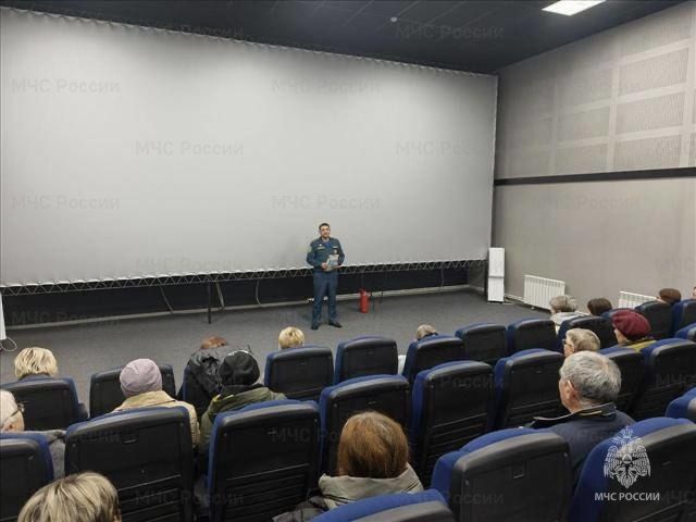 В Ефремове сотрудники МЧС России провели инструктаж с работниками культурно-зрелищных учреждений В Ефремове сотрудники МЧС России провели инструктаж с работниками культурно-зрелищных учреждений