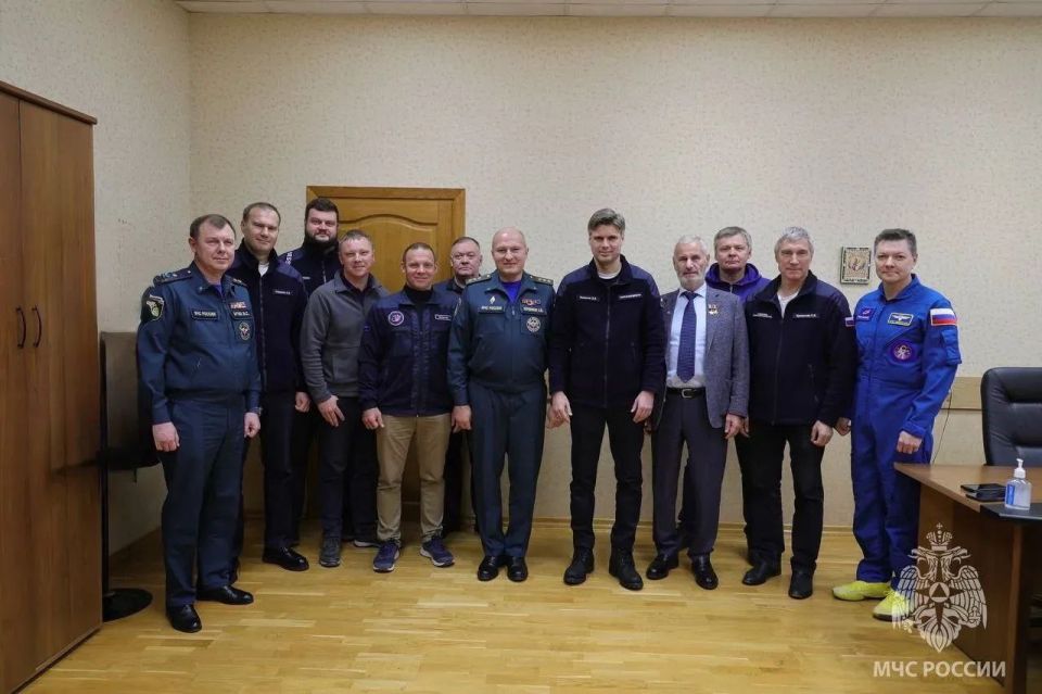 Александр Куренков проинспектировал работу Спецуправления пожарной охраны МЧС России на космодроме Байконур и передал три единицы новой техники Александр Куренков проинспектировал работу Спецуправления пожарной охраны МЧС России на космодроме Байконур и передал три единицы новой техники