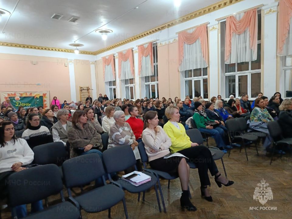 Знакомство с профессией, общее дело с педагогами и профилактические беседы с жителями Знакомство с профессией, общее дело с педагогами и профилактические беседы с жителями