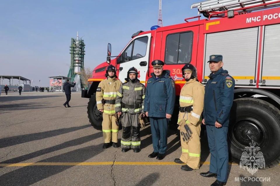 Александр Куренков проинспектировал работу Спецуправления пожарной охраны МЧС России на космодроме Байконур и передал три единицы новой техники Александр Куренков проинспектировал работу Спецуправления пожарной охраны МЧС России на космодроме Байконур и передал три единицы новой техники