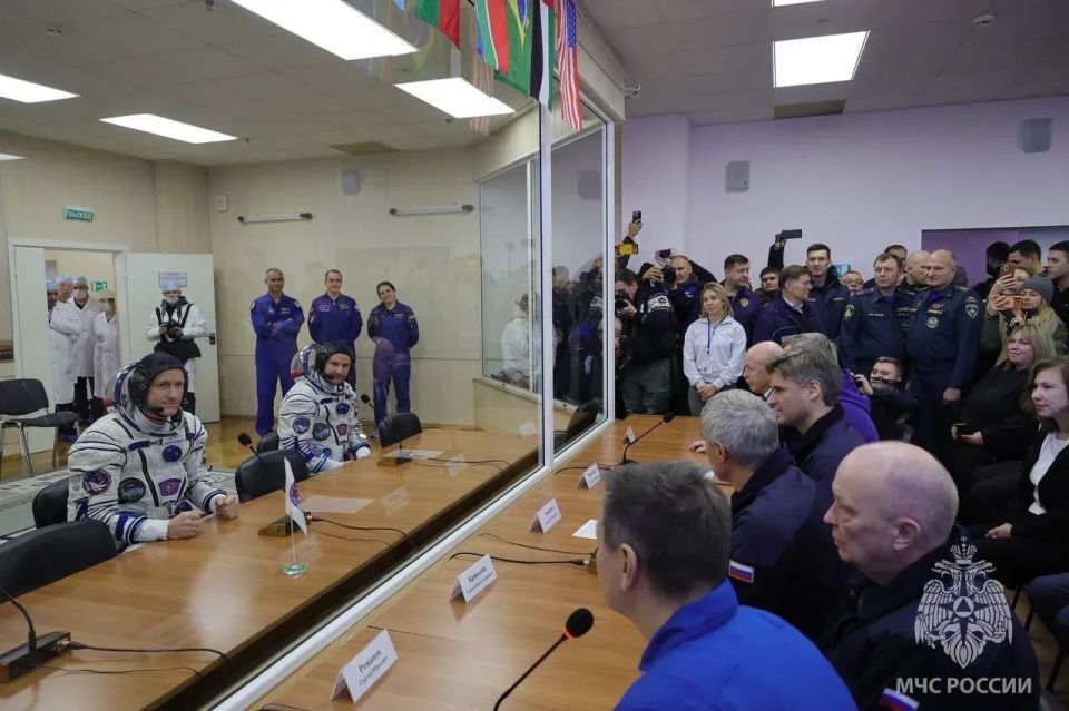 Александр Куренков проинспектировал работу Спецуправления пожарной охраны МЧС России на космодроме Байконур и передал три единицы новой техники Александр Куренков проинспектировал работу Спецуправления пожарной охраны МЧС России на космодроме Байконур и передал три единицы новой техники