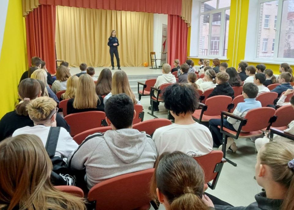 В Ясногорске сотрудник полиции провела беседы со школьниками, направленные на профилактику экстремизма, терроризма и наркомании В Ясногорске сотрудник полиции провела беседы со школьниками, направленные на профилактику экстремизма, терроризма и наркомании