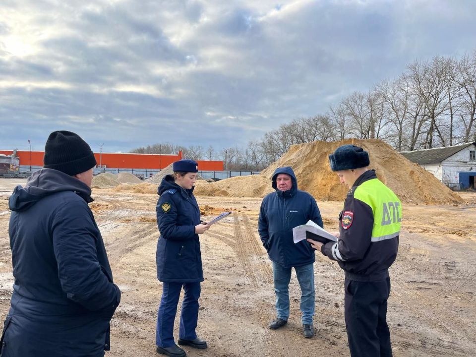 Прокуратура города Щекино с привлечением специалистов ОГИБДД ОМВД России по Щекинскому району, представителей администраций района проверила готовность подрядчиков к выполнению по муниципальному контракту работ по содержанию... Прокуратура города Щекино с привлечением специалистов ОГИБДД ОМВД России по Щекинскому району, представителей администраций района проверила готовность подрядчиков к выполнению по муниципальному контракту работ по содержанию...