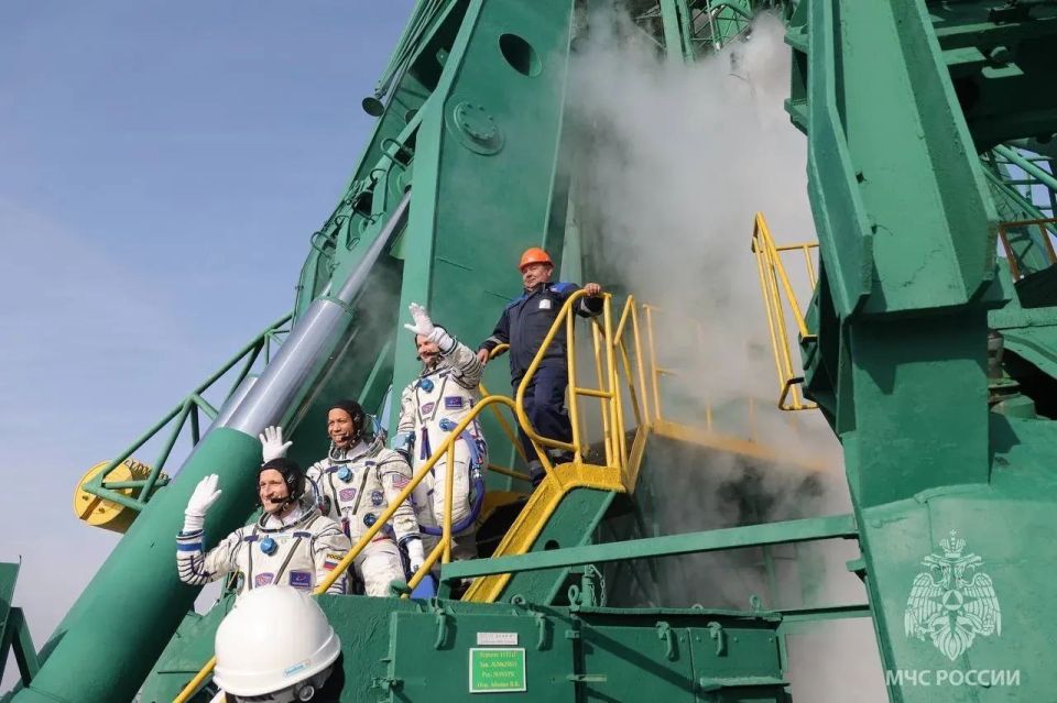 Александр Куренков проинспектировал работу Спецуправления пожарной охраны МЧС России на космодроме Байконур и передал три единицы новой техники Александр Куренков проинспектировал работу Спецуправления пожарной охраны МЧС России на космодроме Байконур и передал три единицы новой техники