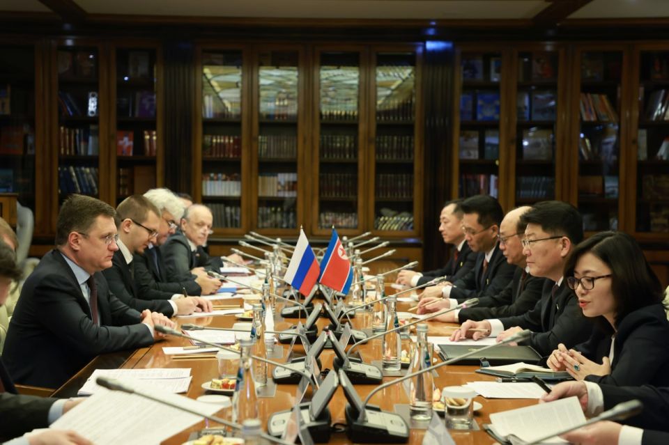 Александр Новак встретился с министром внешнеэкономических дел КНДР Юн Чжон Хо