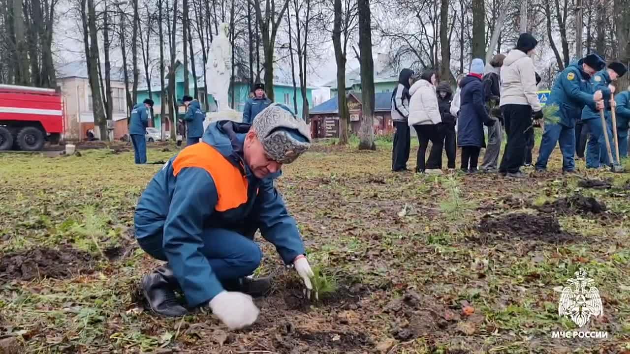 В Тульской области спасатели высадили памятную аллею деревьев в честь 35-летия МЧС России