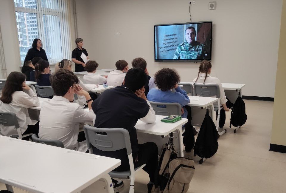 В Туле сотрудники полиции провели мероприятие по правовому информированию и профориентации школьников В Туле сотрудники полиции провели мероприятие по правовому информированию и профориентации школьников