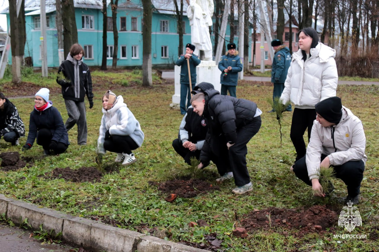 В Тульской области спасатели высадили памятную аллею деревьев в честь 35-летия МЧС России В Тульской области спасатели высадили памятную аллею деревьев в честь 35-летия МЧС России
