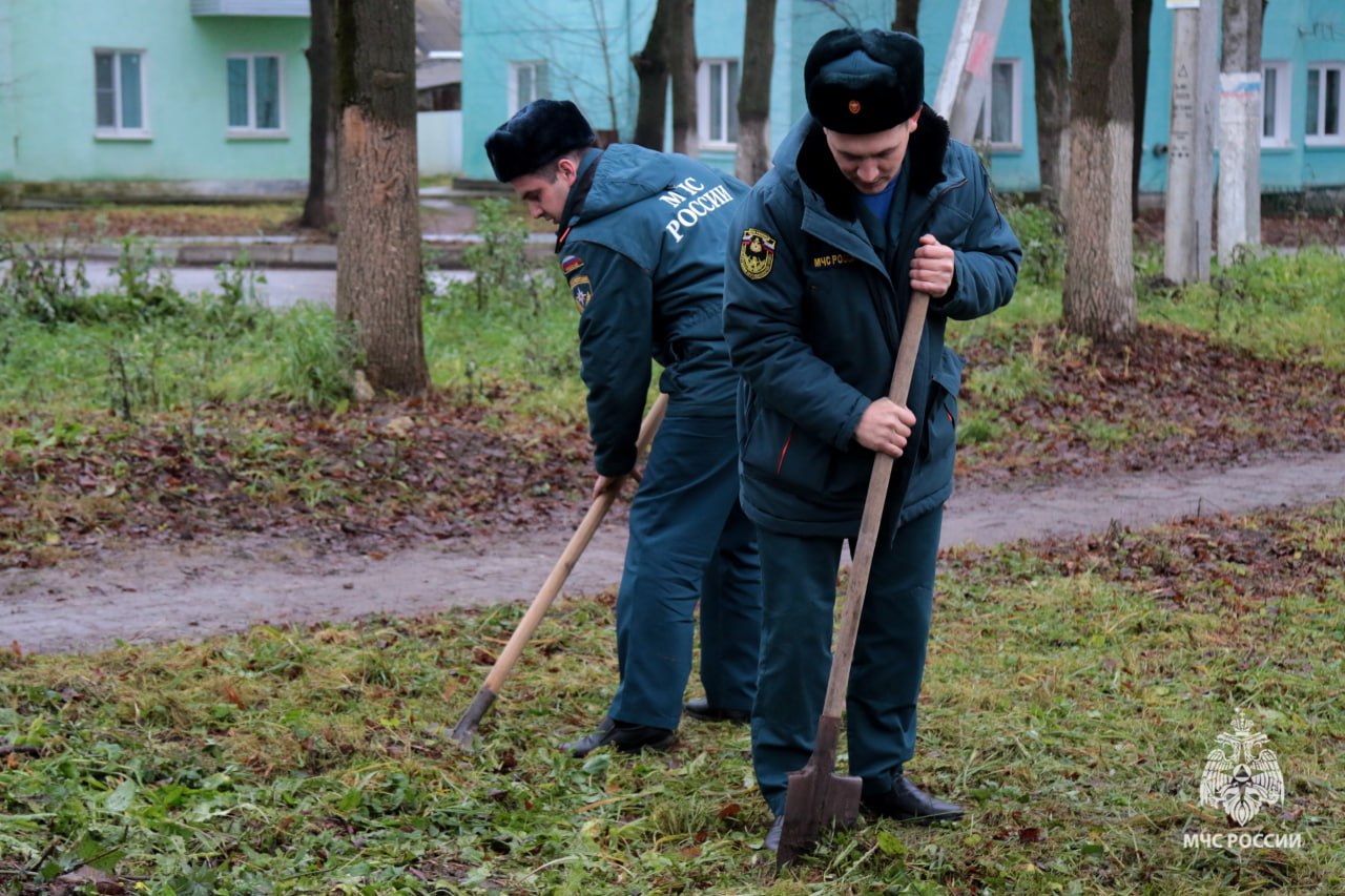 В Тульской области спасатели высадили памятную аллею деревьев в честь 35-летия МЧС России В Тульской области спасатели высадили памятную аллею деревьев в честь 35-летия МЧС России