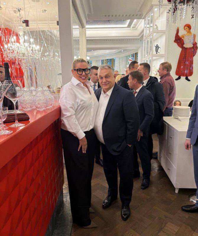 Орбан после переговоров с Путиным поужинал салом и блинами с красной икрой: