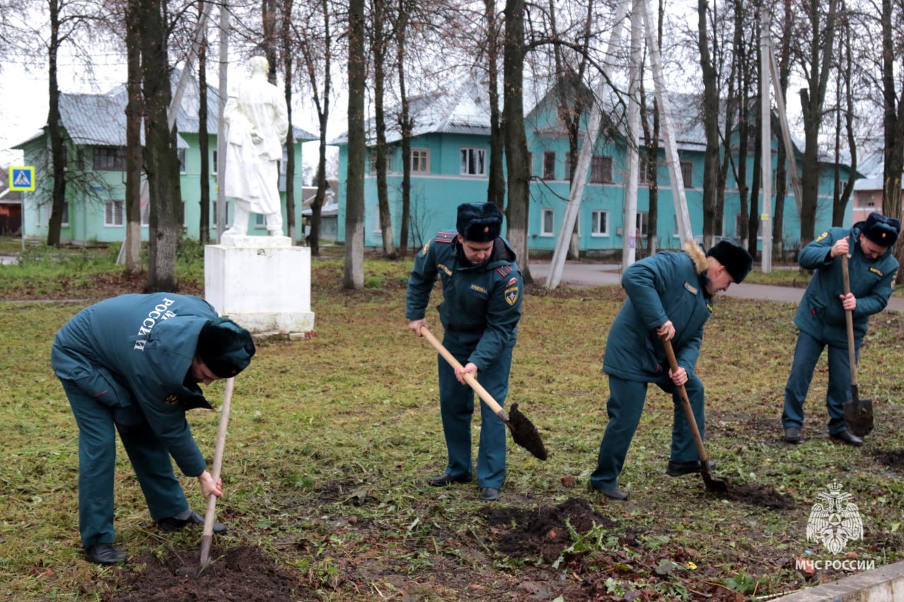В Тульской области спасатели высадили памятную аллею деревьев в честь 35-летия МЧС России В Тульской области спасатели высадили памятную аллею деревьев в честь 35-летия МЧС России