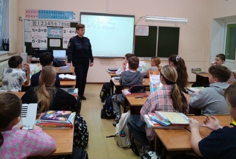 В Суворове сотрудником полиции проведена профилактическая беседа с несовершеннолетними о безопасном поведении в сети Интернет В Суворове сотрудником полиции проведена профилактическая беседа с несовершеннолетними о безопасном поведении в сети Интернет