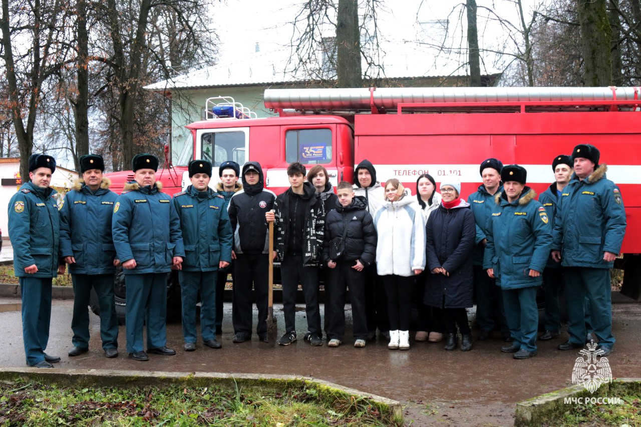 В Тульской области спасатели высадили памятную аллею деревьев в честь 35-летия МЧС России В Тульской области спасатели высадили памятную аллею деревьев в честь 35-летия МЧС России