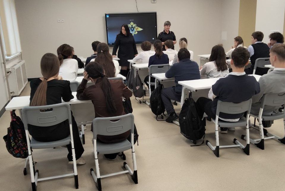 В Туле сотрудники полиции провели мероприятие по правовому информированию и профориентации школьников