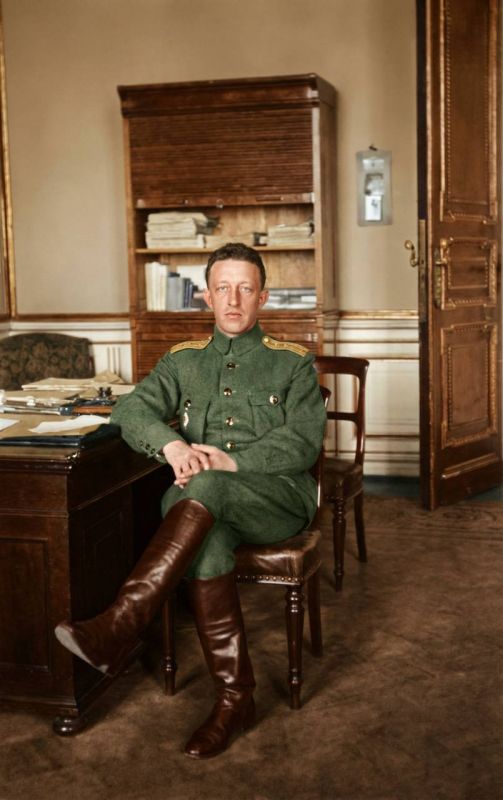 28 ноября 1880 года на Васильевском острове родился поэт Александр Блок, 145 лет назад, но насколько он близок многим из нас 28 ноября 1880 года на Васильевском острове родился поэт Александр Блок, 145 лет назад, но насколько он близок многим из нас