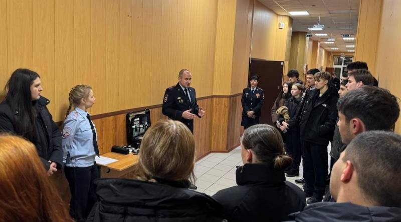 В рамках акции «Будь в форме» студенты колледжа посетили УМВД России по г. Туле В рамках акции «Будь в форме» студенты колледжа посетили УМВД России по г. Туле