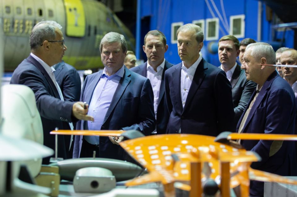 Денис Мантуров посетил НИЦ «Институт имени Н.Е.Жуковского»