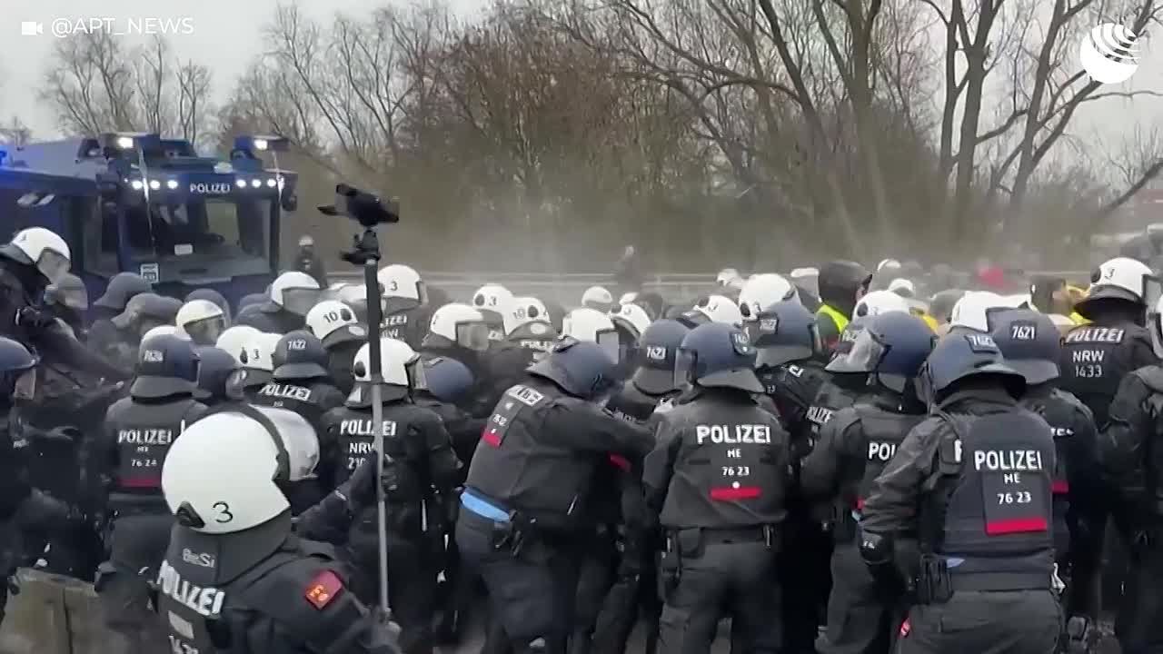 Около 20 тысяч человек вышли на акции протеста в ФРГ из-за съезда молодежного крыла партии "Альтернатива для Германии"