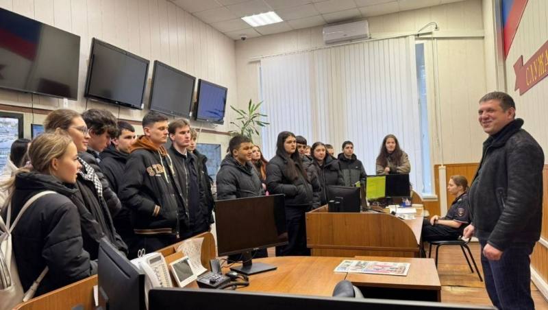 В рамках акции «Будь в форме» студенты колледжа посетили УМВД России по г. Туле В рамках акции «Будь в форме» студенты колледжа посетили УМВД России по г. Туле