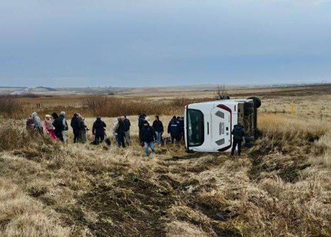 Три человека пострадали в ДТП с перевозившим детскую футбольную команду автобусом на Урале, сообщили в СК