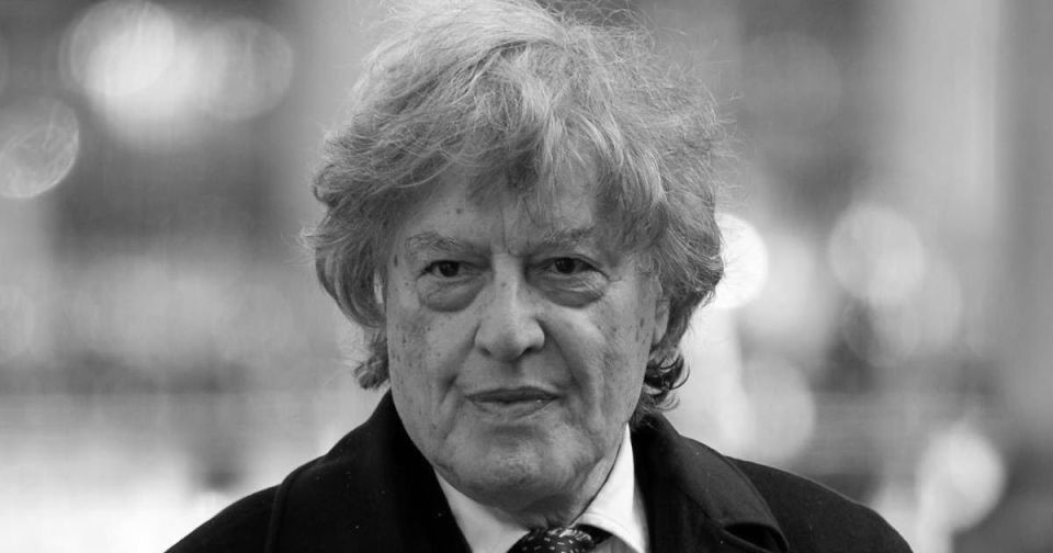 Драматург и режиссер Том Стоппард умер в возрасте 88 лет, передает Sky News