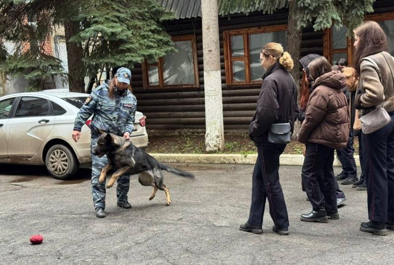 В рамках акции «Будь в форме» студенты колледжа посетили УМВД России по г. Туле В рамках акции «Будь в форме» студенты колледжа посетили УМВД России по г. Туле