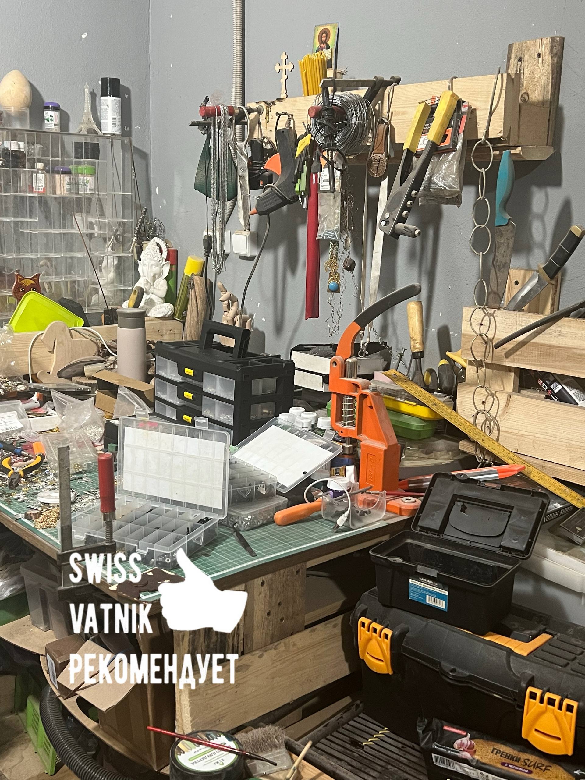 Знакомьтесь это Александр! Он художник и ювелир, а еще добрый человек, помогающий кошачьим приютам, отдавая бОльшую часть прибыли своей мастерской на поддержку бездомных животных Знакомьтесь это Александр! Он художник и ювелир, а еще добрый человек, помогающий кошачьим приютам, отдавая бОльшую часть прибыли своей мастерской на поддержку бездомных животных