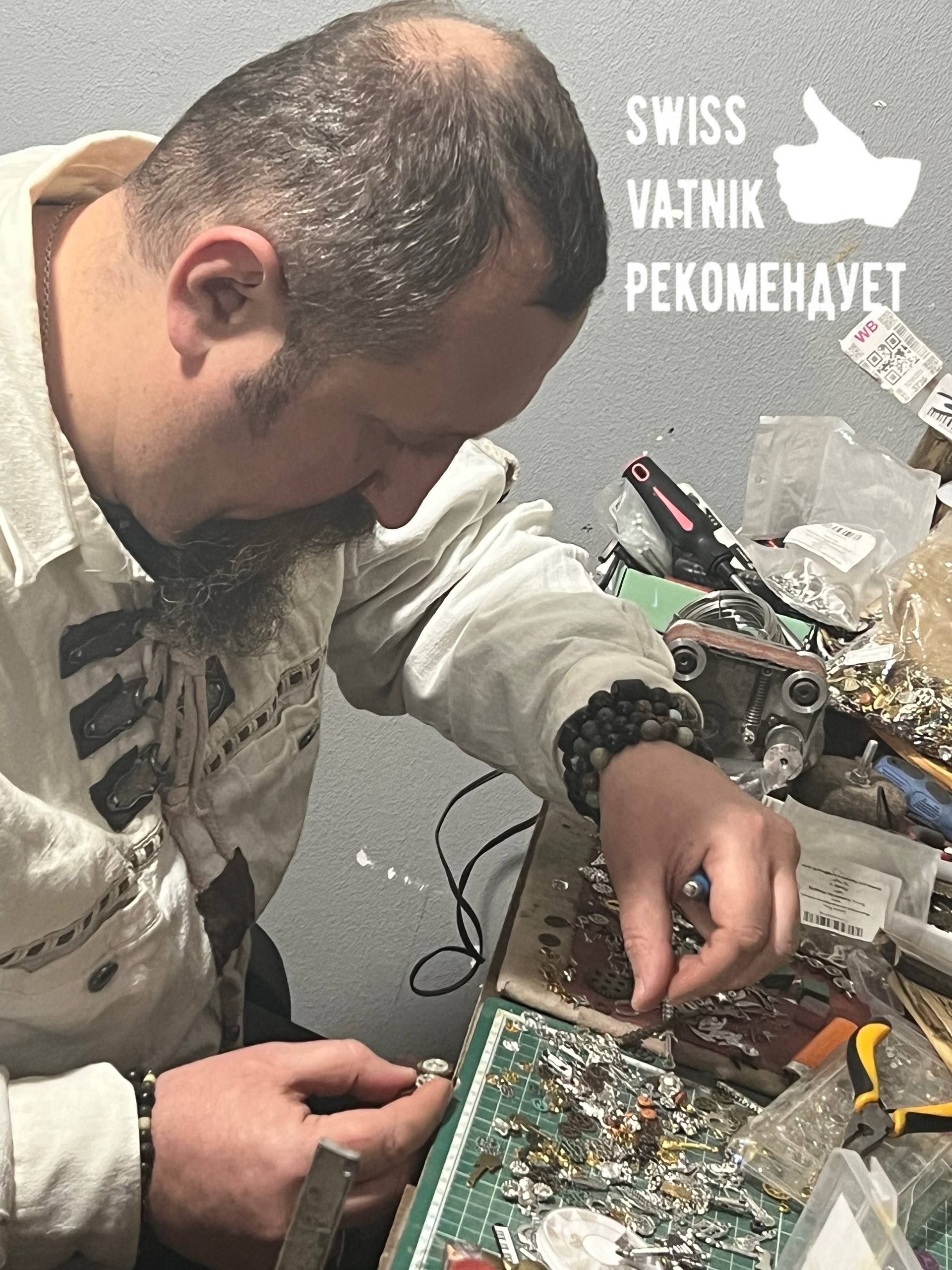 Знакомьтесь это Александр! Он художник и ювелир, а еще добрый человек, помогающий кошачьим приютам, отдавая бОльшую часть прибыли своей мастерской на поддержку бездомных животных