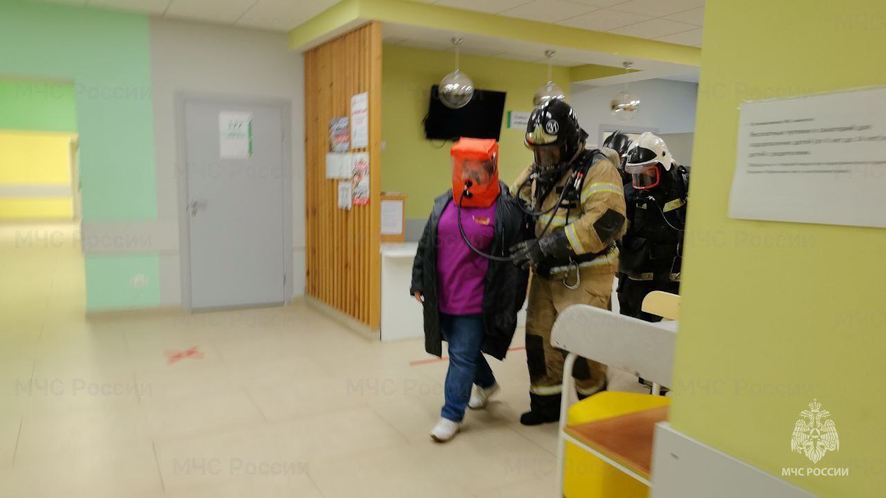 В Щекинской детской больнице спасатели провели учения В Щекинской детской больнице спасатели провели учения