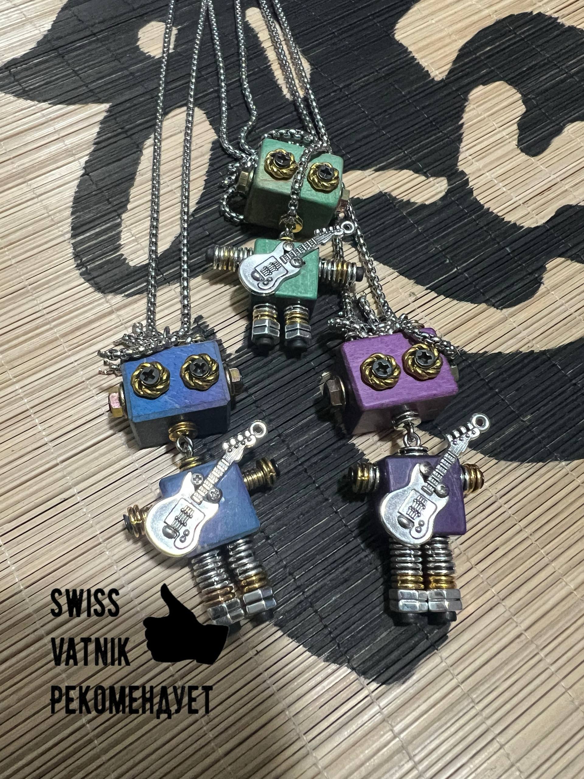 Знакомьтесь это Александр! Он художник и ювелир, а еще добрый человек, помогающий кошачьим приютам, отдавая бОльшую часть прибыли своей мастерской на поддержку бездомных животных Знакомьтесь это Александр! Он художник и ювелир, а еще добрый человек, помогающий кошачьим приютам, отдавая бОльшую часть прибыли своей мастерской на поддержку бездомных животных