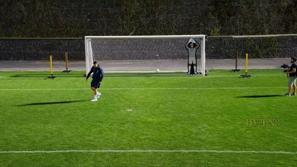 Роналду смог забить роботу только с 12-й попытки: