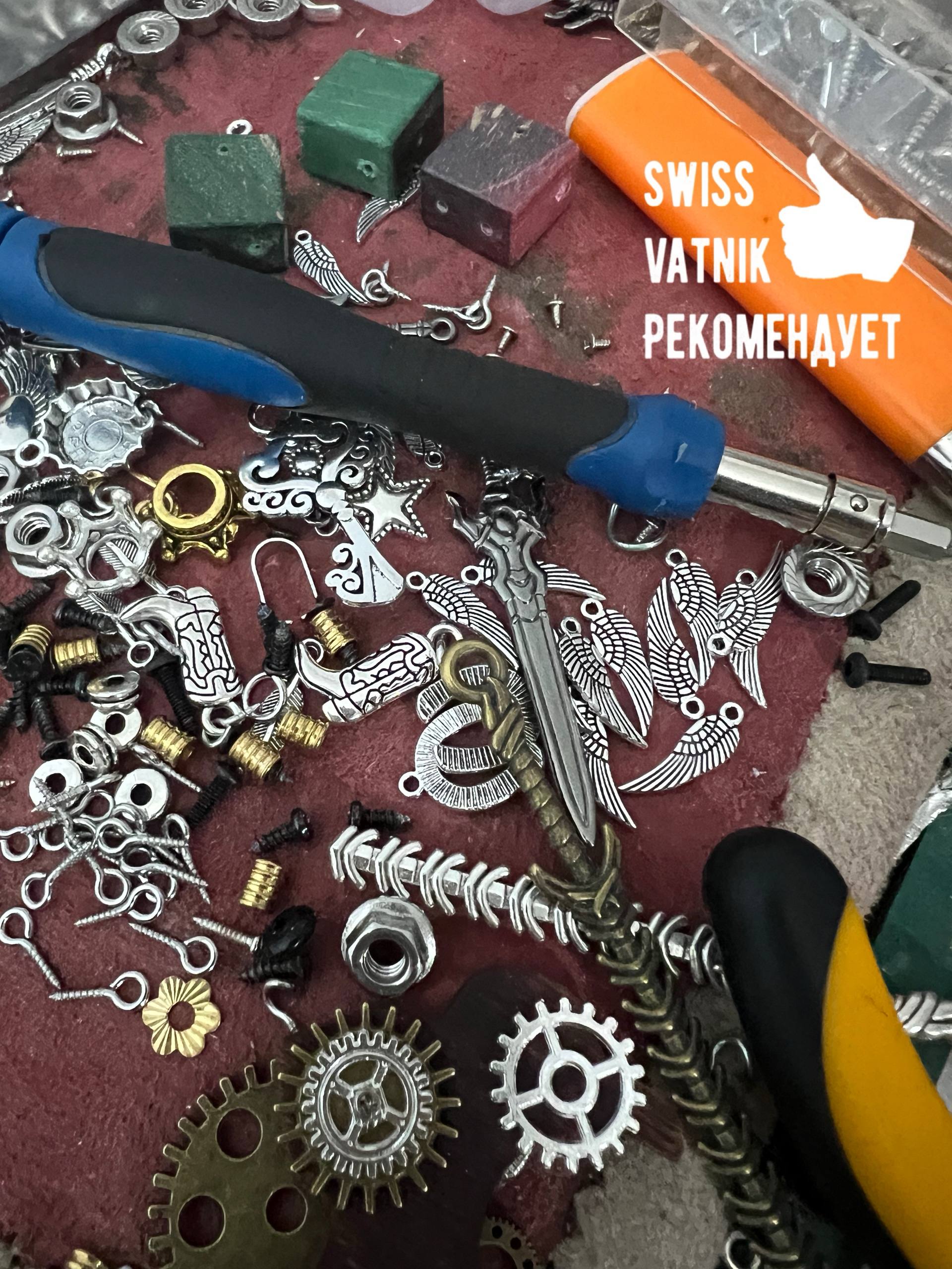 Знакомьтесь это Александр! Он художник и ювелир, а еще добрый человек, помогающий кошачьим приютам, отдавая бОльшую часть прибыли своей мастерской на поддержку бездомных животных Знакомьтесь это Александр! Он художник и ювелир, а еще добрый человек, помогающий кошачьим приютам, отдавая бОльшую часть прибыли своей мастерской на поддержку бездомных животных