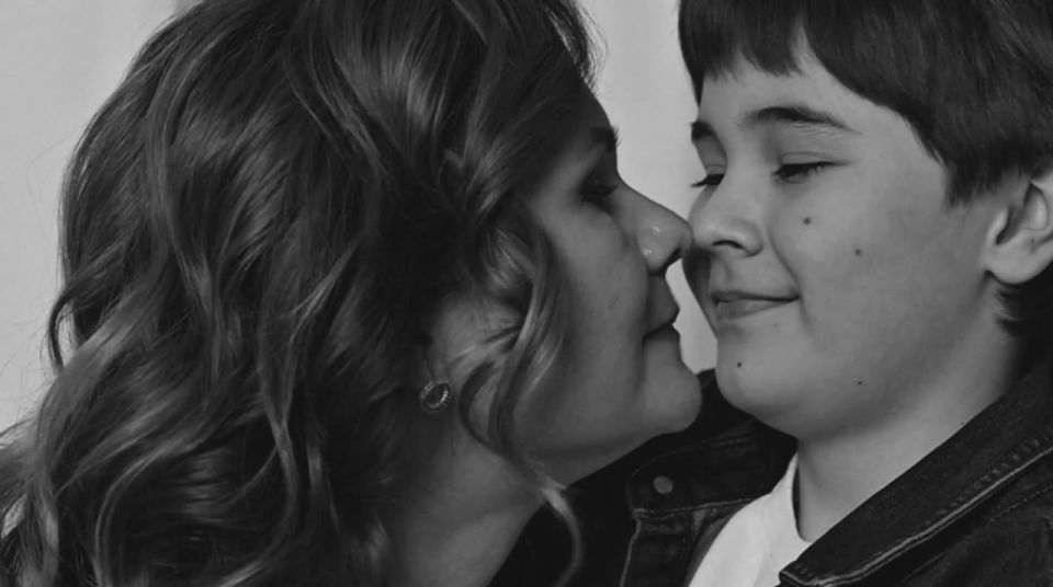 Подарок всем любимым мамам ко Дню матери — авторская песня «Мама»