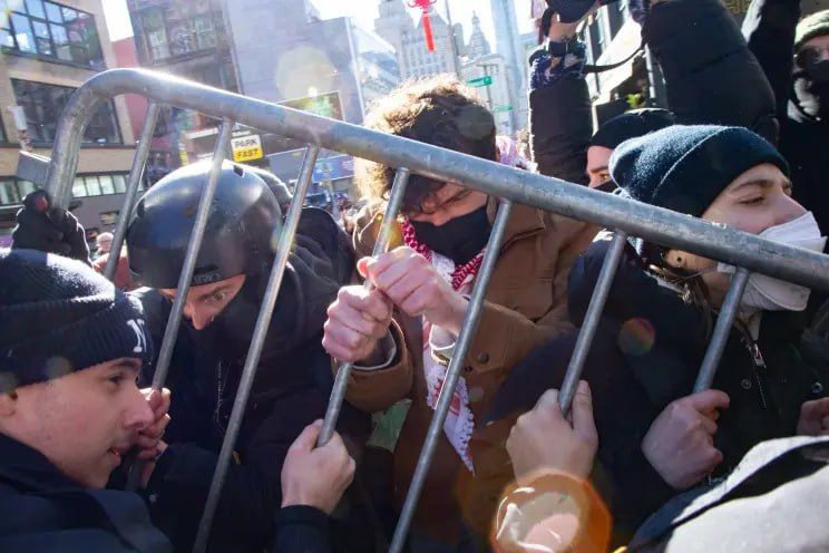 Толпа разъяренных протестующих попыталась перекрыть движение в центре Нью-Йорка и посылала "куда подальше" водителя полицейского фургона Толпа разъяренных протестующих попыталась перекрыть движение в центре Нью-Йорка и посылала "куда подальше" водителя полицейского фургона
