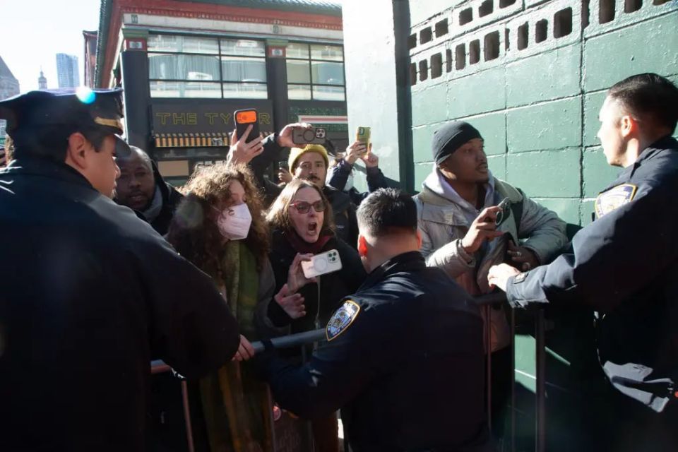 Толпа разъяренных протестующих попыталась перекрыть движение в центре Нью-Йорка и посылала "куда подальше" водителя полицейского фургона Толпа разъяренных протестующих попыталась перекрыть движение в центре Нью-Йорка и посылала "куда подальше" водителя полицейского фургона