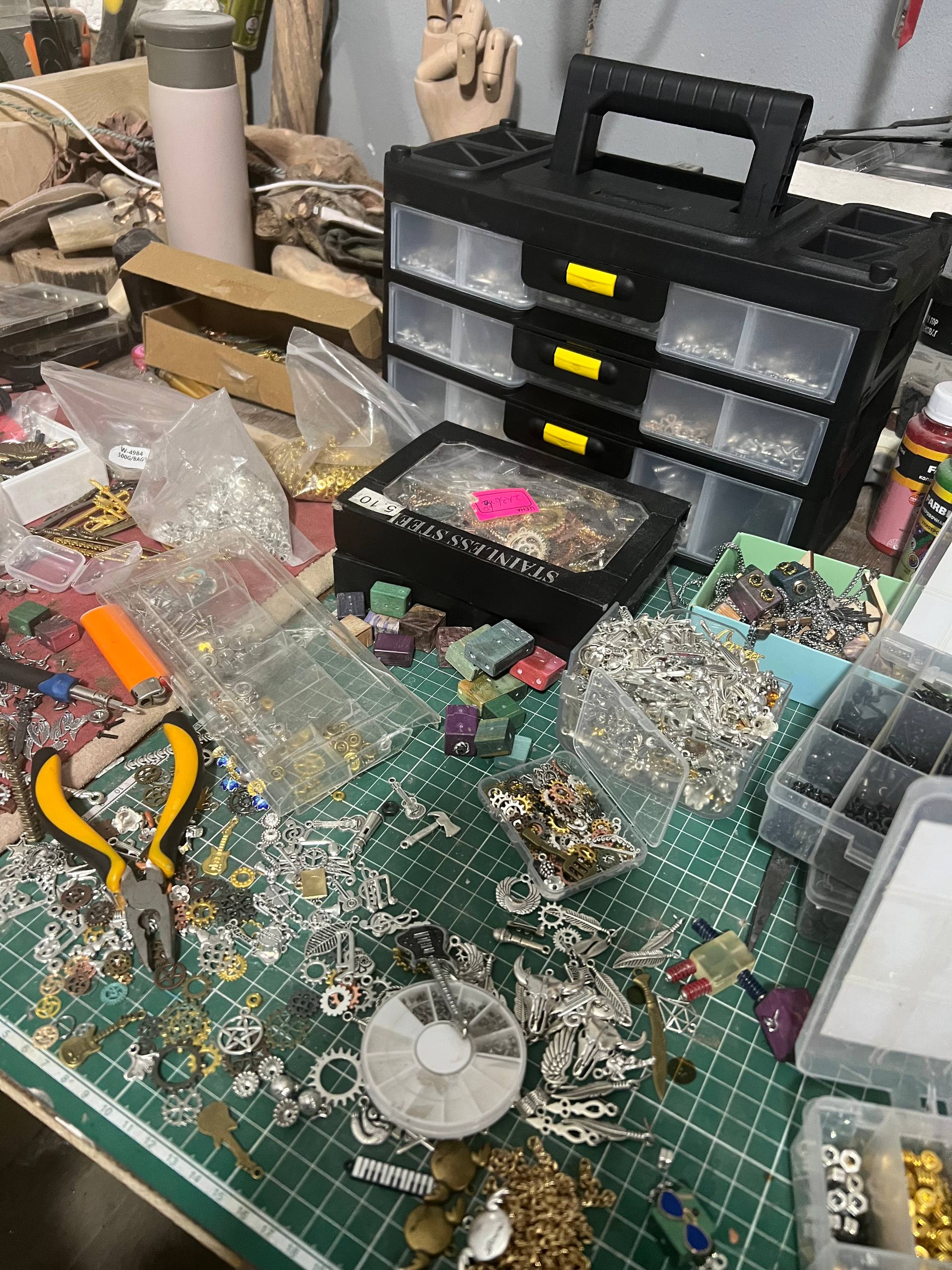 Знакомьтесь это Александр! Он художник и ювелир, а еще добрый человек, помогающий кошачьим приютам, отдавая бОльшую часть прибыли своей мастерской на поддержку бездомных животных Знакомьтесь это Александр! Он художник и ювелир, а еще добрый человек, помогающий кошачьим приютам, отдавая бОльшую часть прибыли своей мастерской на поддержку бездомных животных