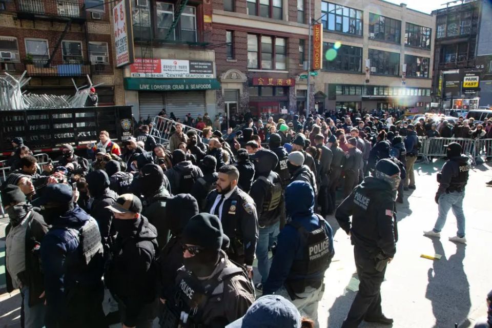 Толпа разъяренных протестующих попыталась перекрыть движение в центре Нью-Йорка и посылала "куда подальше" водителя полицейского фургона Толпа разъяренных протестующих попыталась перекрыть движение в центре Нью-Йорка и посылала "куда подальше" водителя полицейского фургона