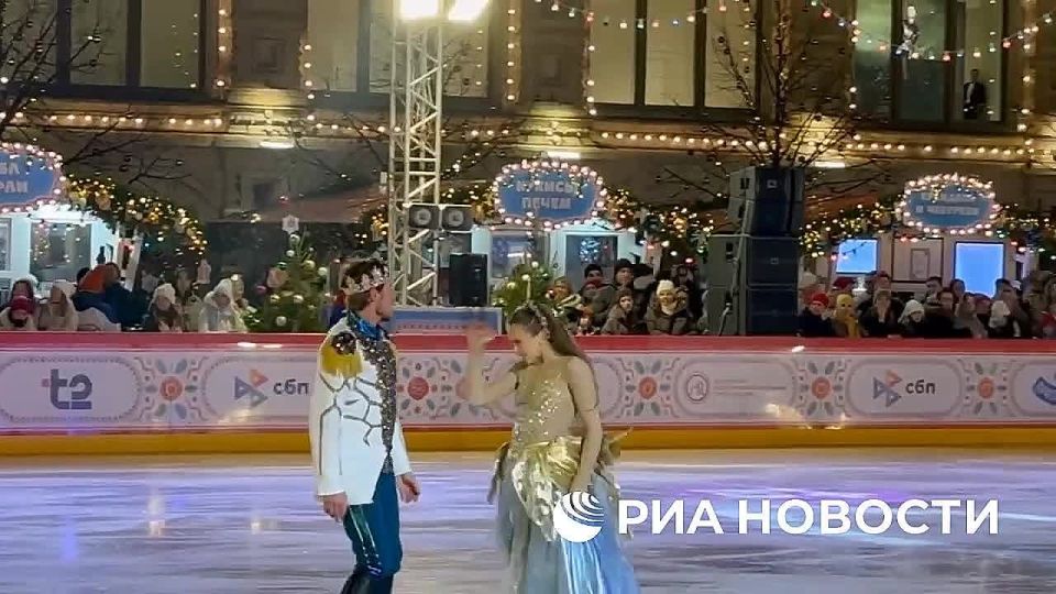 Олимпийская чемпионка Татьяна Навка представила фрагмент своего нового новогоднего ледового шоу "Золушка" на открытии ГУМ-катка