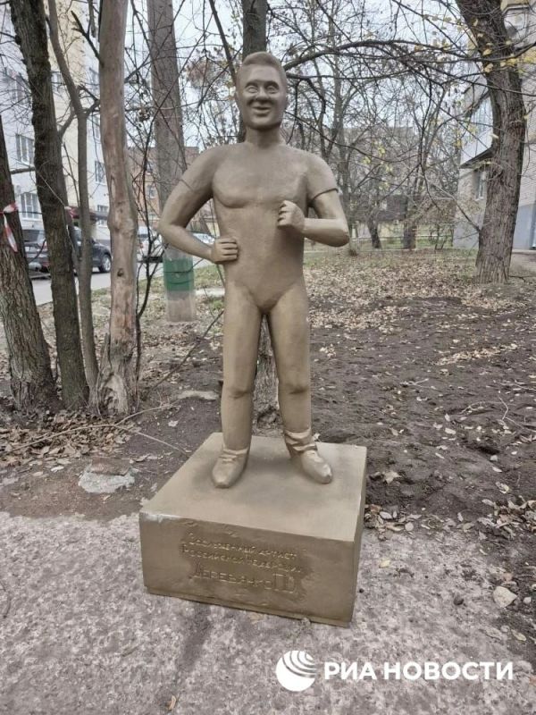 Спорная статуя актеру Деревянко в Таганроге не продержалась и суток
