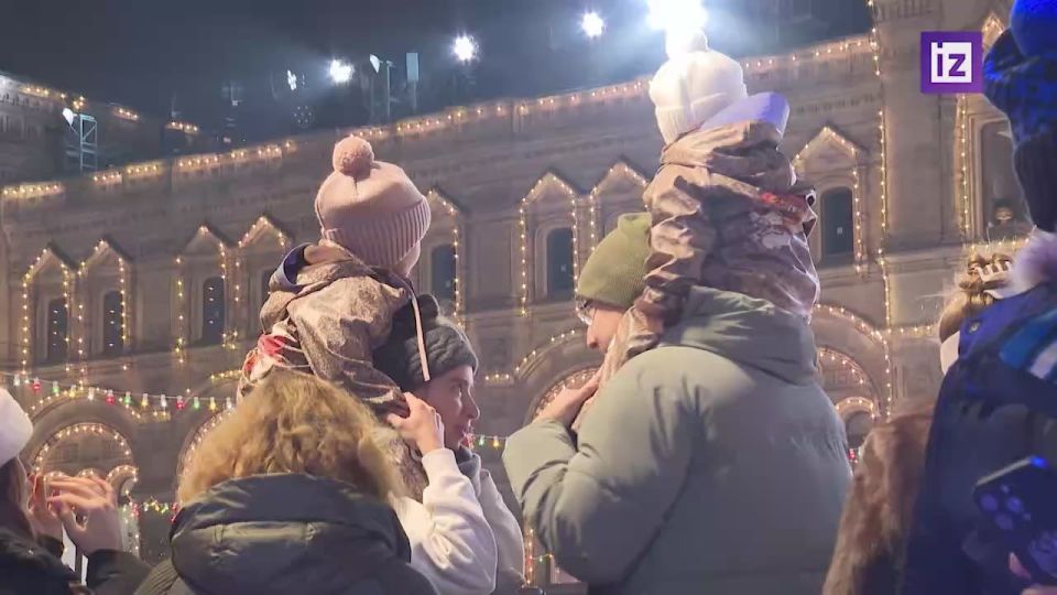 "Главное верить в добро": олимпийская чемпионка Татьяна Навка представила отрывок из своего новогоднего ледового шоу "Золушка" во время открытия катка на Красной площади в ГУМе