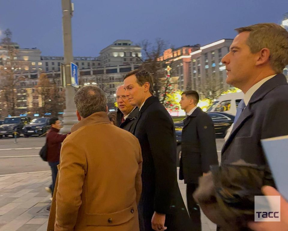 Дмитриев, Уиткофф и Кушнер прогулялись по центру Москвы перед переговорами в Кремле, передает ТАСС Дмитриев, Уиткофф и Кушнер прогулялись по центру Москвы перед переговорами в Кремле, передает ТАСС