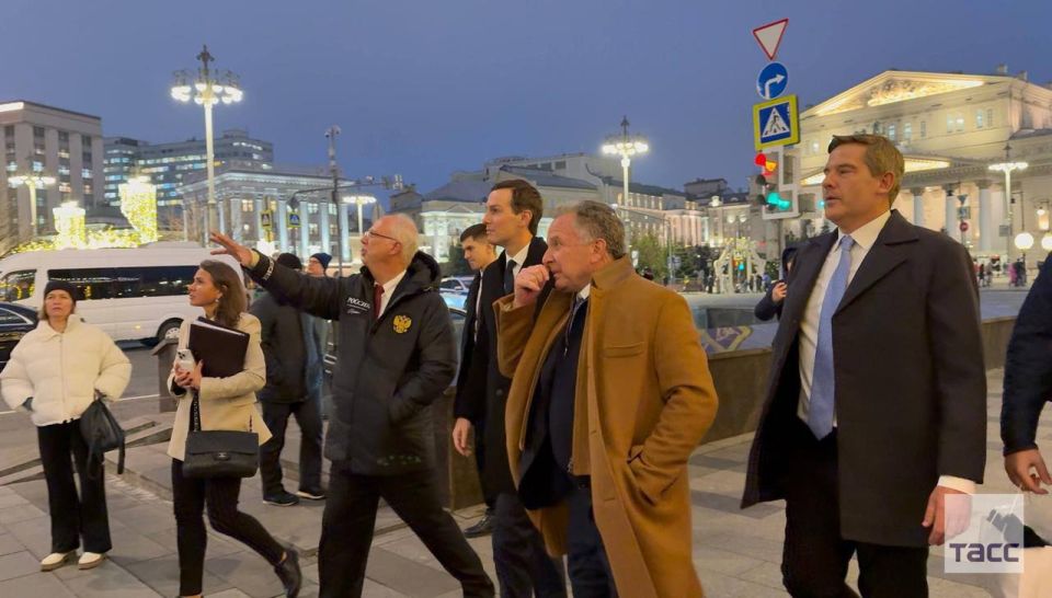 Дмитриев, Уиткофф и Кушнер прогулялись по центру Москвы перед переговорами в Кремле, передает ТАСС
