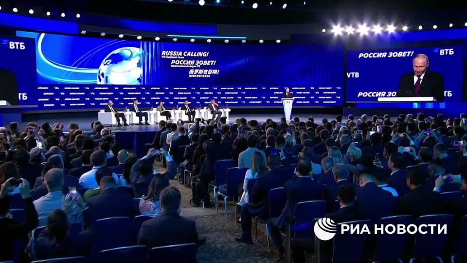 Путин выступает на форуме ВТБ "Россия зовёт"
