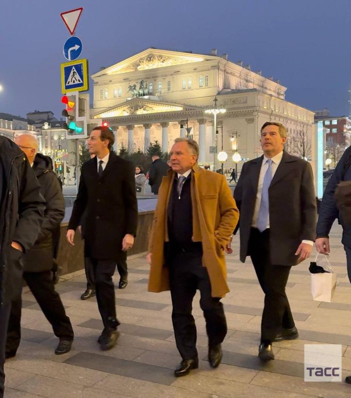 Дмитриев, Уиткофф и Кушнер прогулялись по центру Москвы перед переговорами в Кремле, передает ТАСС Дмитриев, Уиткофф и Кушнер прогулялись по центру Москвы перед переговорами в Кремле, передает ТАСС