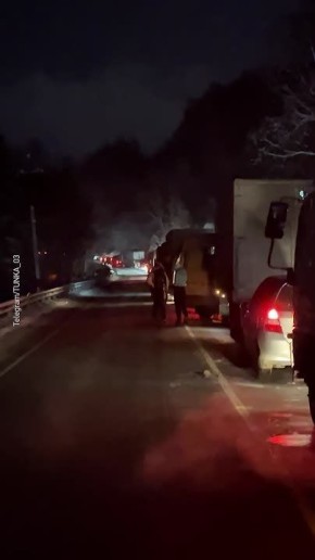 Застрявшим в пробке людям на трассе "Байкал" в Бурятии доставляют бензин, еду и воду