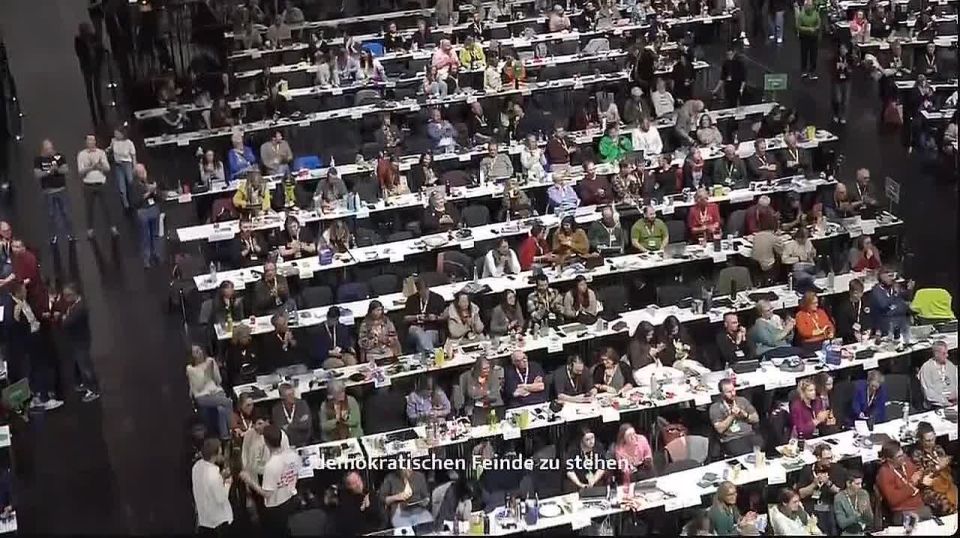 Обстановка на партийном съезде «Зелёных» в Германии: офицер бундесвера в футболке «Make Russia Small Again» призывает сражаться с «фашистским врагом на Востоке» и «фашистским врагом внутри» (видимо, речь о бедолагах AfD)